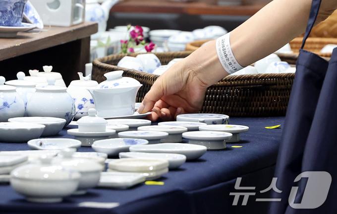 [사진] 눈길 사로잡는 다양한 찻잔 세트