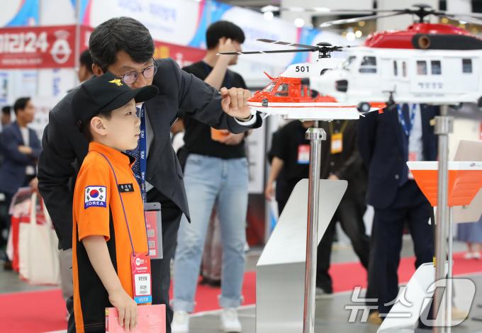 대구 북구 엑스코에서 지난달 개막한 '2024 국제소방안전박람회'에서 한 어린이가 다양한 헬기를 살펴보고 있다.  ⓒ News1 공정식 기자