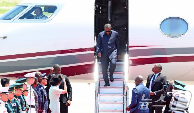 [사진] 서울공항 도착한 우마로 시소코 엠발로 기니비사우 대통령