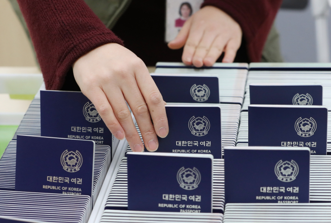 오는 7월 1일부터 여권 발급 수수료에 포함된 국제교류기여금이 인하돼 여권발급비용이 인하된다. 사진은 지난해 1월 경기 수원시 여권민원실에서 직원이 발급된 여권을 정리하는 모습. /사진=뉴스1