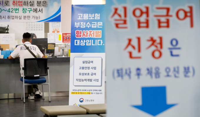 실업급여 수급자 중 30%가 60세 이상 고령인구로 나타났다. 사진은 지난해 7월 서울 마포구 서울서부고용복지플러스센터를 찾은 민원인들이 상담을 기다리는 모습 /사진=뉴스1