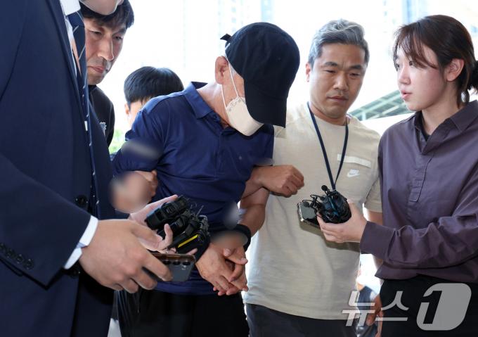 서울 강남의 한 오피스텔에서 모녀를 흉기로 찌르고 달아난 뒤 하루 만에 검거된 60대 남성 용의자가 31일 오전 서울 수서경찰서로 압송되고 있다. 검거된 용의자 A 씨는 전날 오후 7시쯤 강남구 대치동 오피스텔에서 50대 여성과 딸을 흉기로 찌른 뒤 차량을 이용해 도주한 혐의를 받는다. 모녀는 병원으로 이송됐으나 끝내 숨을 거뒀다. 2024.5.31/뉴스1 ⓒ News1