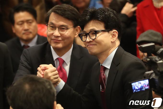 한동훈 국민의힘 비상대책위원장과 윤상현 의원이 16일 오전 인천 계양구 카리스호텔에서 열린 2024 국민의힘 인천시당 신년인사회에서 손을 잡고 있다. 2024.1.16/뉴스1 ⓒ News1 임세영 기자