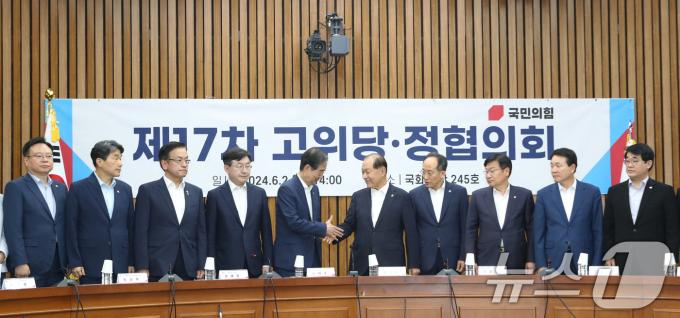 [사진] 22대 국회 첫 고위당정, 악수하는 한덕수 총리와 황우여 비대위원장