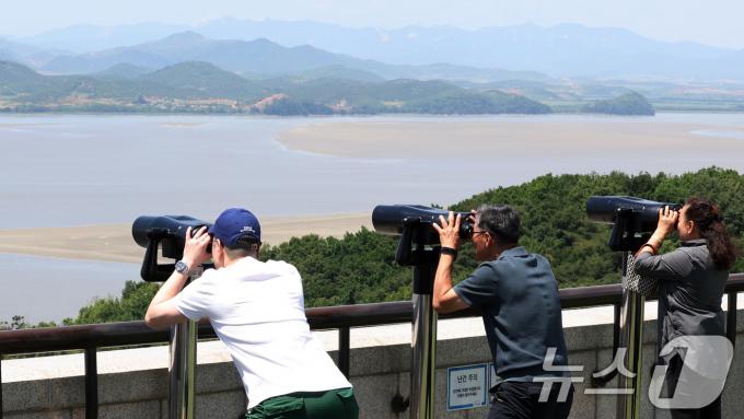 [사진] 오물 풍선 날려 보내는 북한 바라보는 시민들
