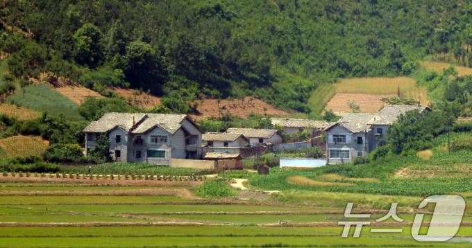 [사진] '오물 풍선 냘려 보내는 북한'