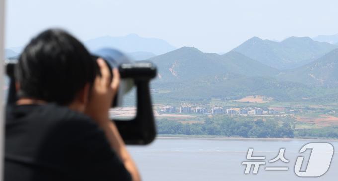 [사진] 오물 풍선 600여개 날려보낸 북한 지역 바라보는 시민