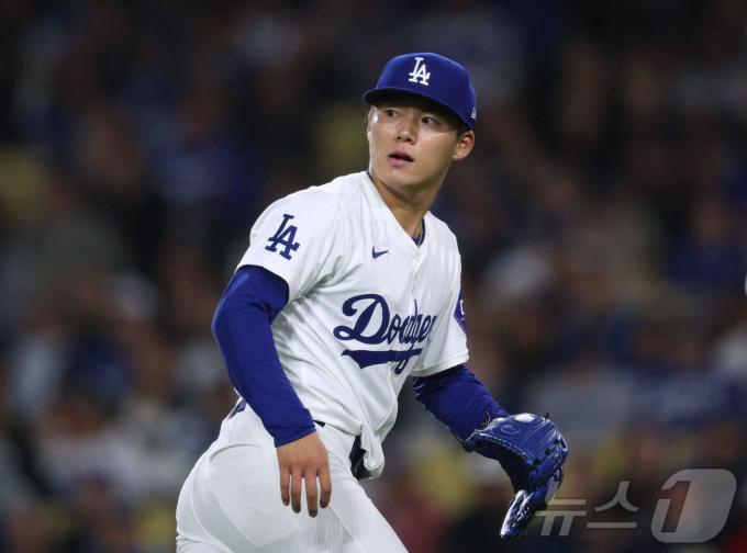 LA 다저스의 일본인 선발 자원 야마모토가 콜로라도전에서 6이닝 1실점 호투로 시즌 6승을 챙겼다. ⓒ AFP=뉴스1