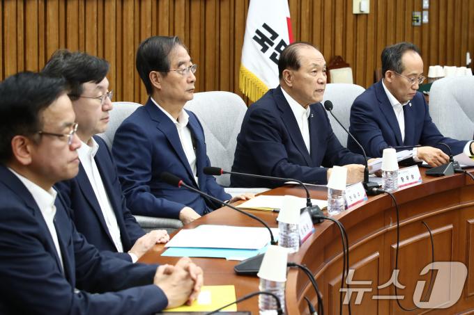 [사진] 고위당정협의회 발언하는 황우여 비대위원장