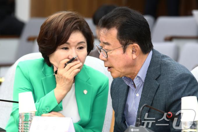 [사진] 대화하는 홍철호 정무수석과 조은희 의원