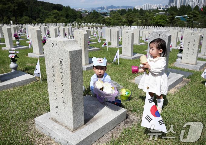 [사진] 고사리 손으로 헌화