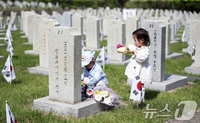 [사진] 고사리손 헌화