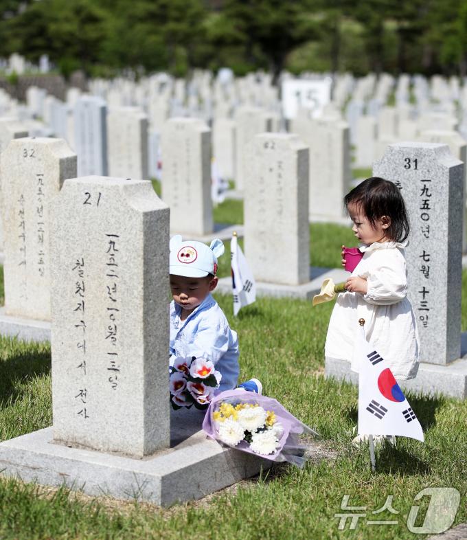 [사진] 헌화하는 고사리손