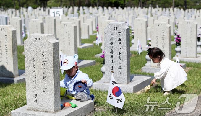 [사진] 할아버지 묘소 단장하는 고사리손