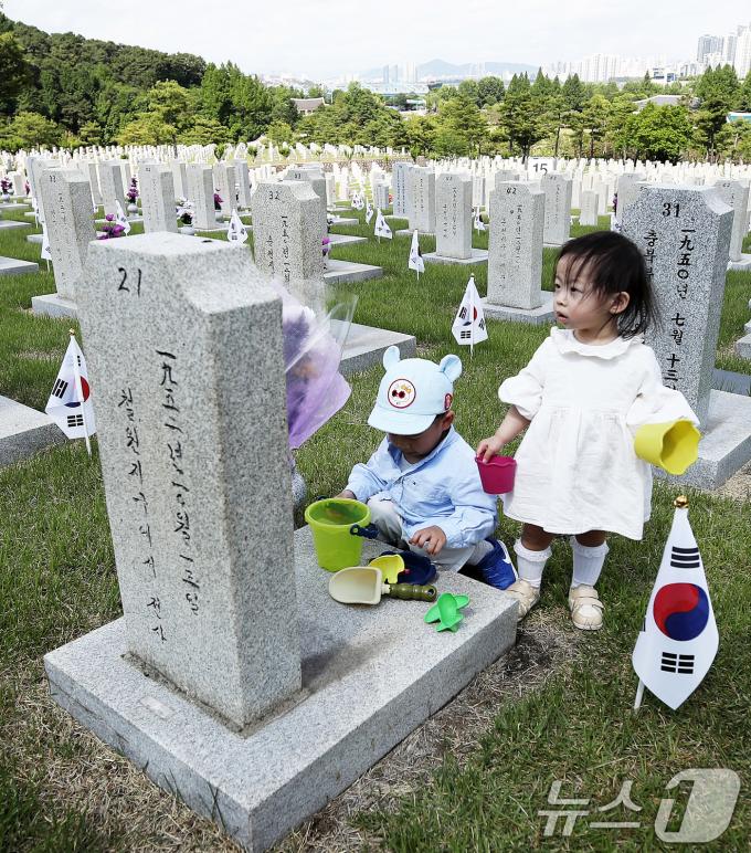 [사진] 할아버지 묘비에서 '소꿉놀이'