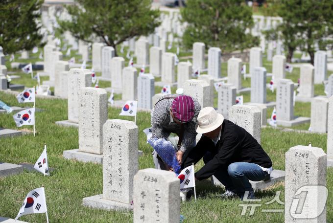 [사진] 현충원 참배하는 유가족들