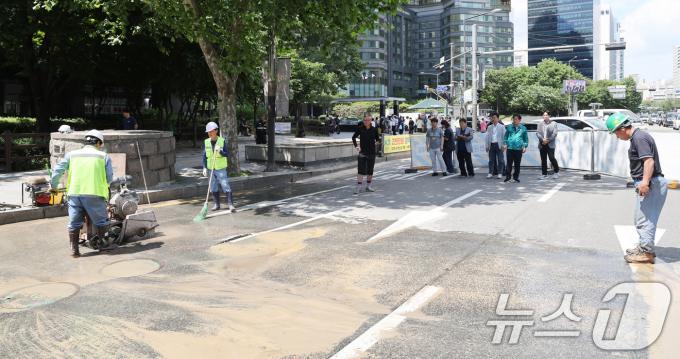 [사진] 서울 마포구 공덕오거리 상수도관 파열…3개 차선 통제