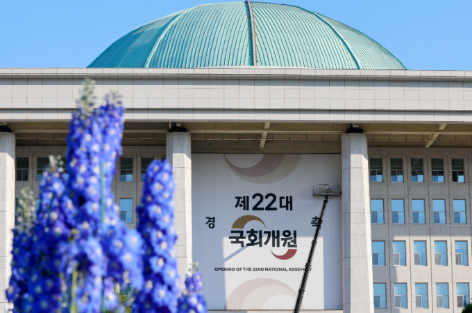 22대 국회가 이번 주 개원식을 열고 4년 의정 활동에 본격적으로 돌입할 예정인 가운데 첫 본회의에서 전반기 의장단을 선출할 예정이다. 사진은 국회의사당 전경. /사진=뉴스1