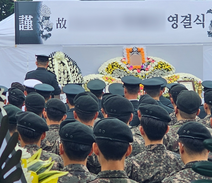 육군 훈련병 사망사건과 관련해 수사 대상에 오른 중대장을 미필적 고의에 의한 살인죄로 처벌해달라는 고발장이 제출됐다. 사진은 지난달 30일 오전 전남 나주 한 장례식장에서 엄수된 군기 훈련(얼차려)을 받다가 쓰러져 숨진 육군 훈련병의 영결식. /사진=뉴스1
