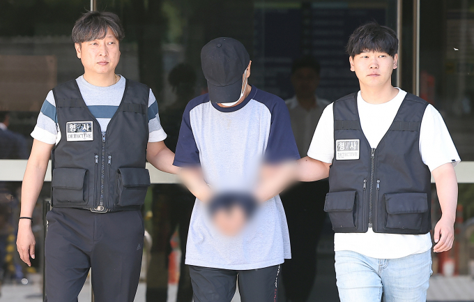 서울 강남의 오피스텔에서 모녀를 살해한 혐의를 받는 60대 남성이 구속됐다. 사진은 이날 서울 서초구 서울중앙지방법원에서 열린 구속 전 피의자 심문(영장심사)를 마친 뒤 호송 차량으로 이동하는 모습. /사진=뉴스1