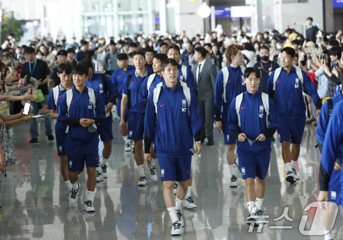[사진] 김도훈 호, 팬들 응원 속 싱가포르 출국