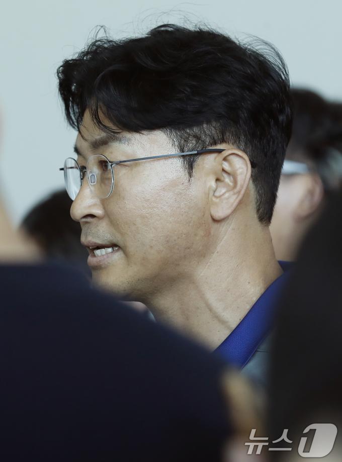 [사진] 출국 전 인터뷰 하는 김도훈 감독