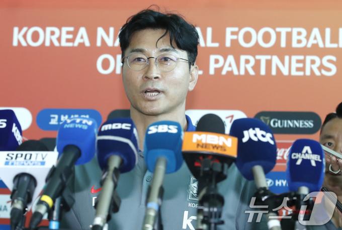 [사진] 인터뷰 하는 김도훈 감독