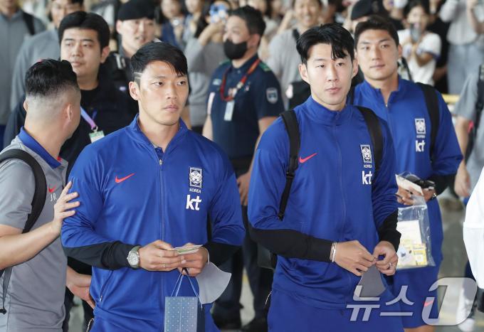 [사진] 황희찬·손흥민, 북중미 월드컵 아시아 예선 위해 출국