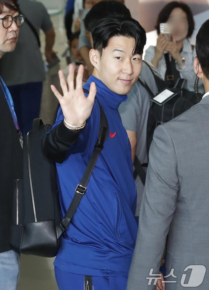 [사진] 손 흔드는 캡틴 손흥민