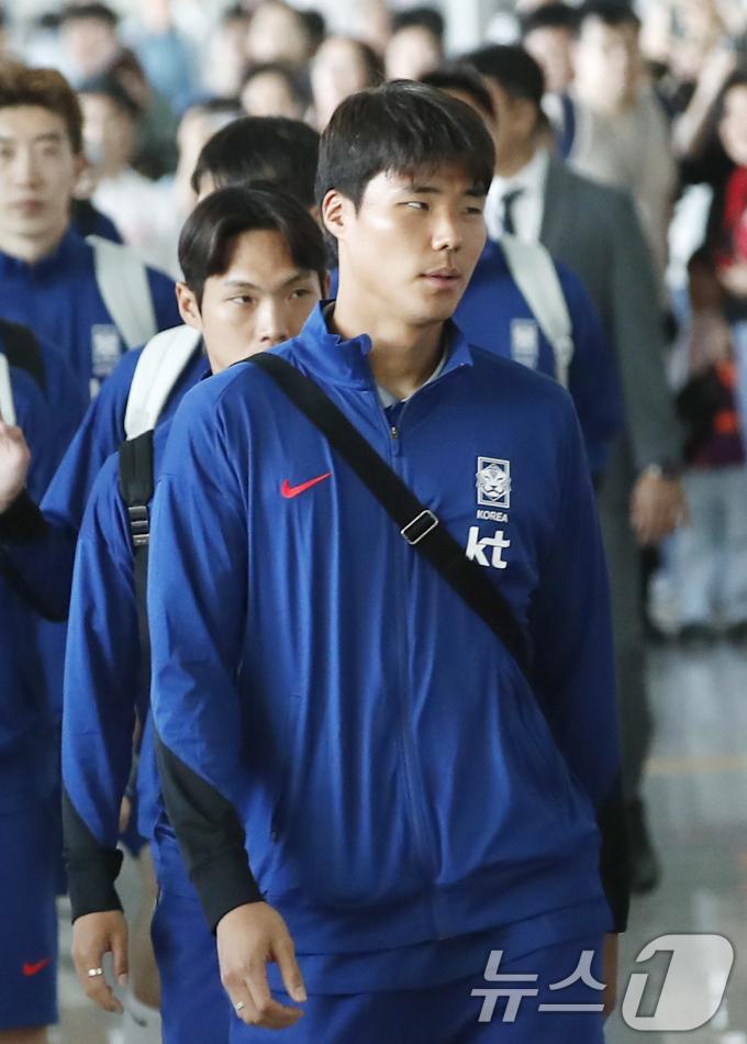 [사진] '이미주♥' 송범근, A매치 위해 싱가포르 출국