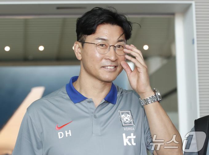 김도훈 감독이 국제축구연맹(FIFA) 북중미 월드컵 아시아예선을 위해 2일 인천국제공항에 도착해 싱가포르로 출국하고 있다. 김도훈 임시 감독이 이끄는 한국은 6일 오후 9시 싱가포르 더 내셔널 스타디움에서 싱가포르와의 2026 국제축구연맹(FIFA) 북중미 월드컵 아시아에선 C조 조별리그 5차전을 치른다. 2024.6.2./뉴스1 ⓒ News1 권현진 기자