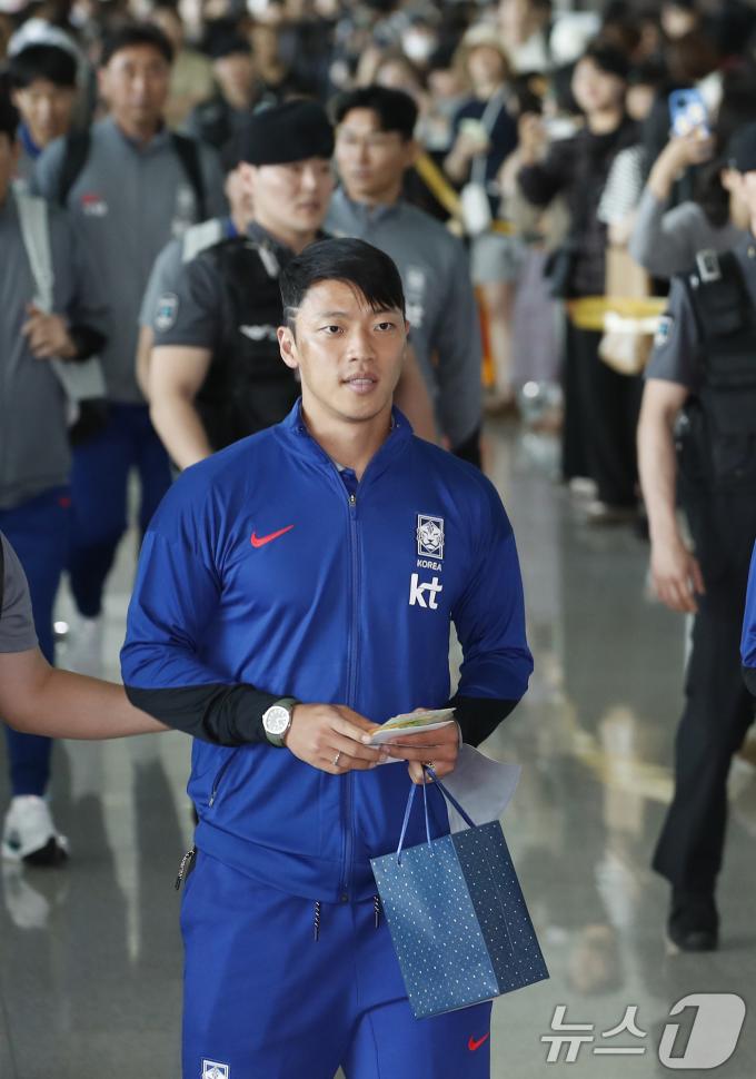 [사진] 황희찬, 싱가포르 원정 경기 위해 출국