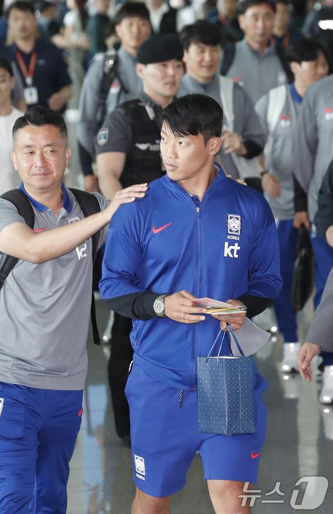 축구 선수 황희찬이 국제축구연맹(FIFA) 북중미 월드컵 아시아예선을 위해 2일 인천국제공항에 도착해 싱가포르로 출국하고 있다. 2024.6.2/뉴스1 ⓒ News1 권현진 기자