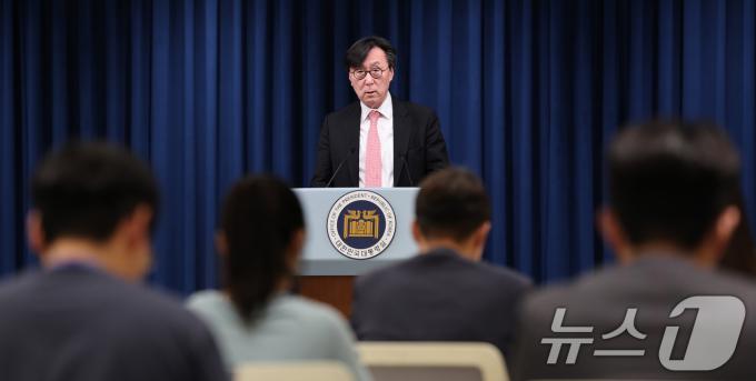 [사진] 브리핑 하는 장호진 국가안보실장