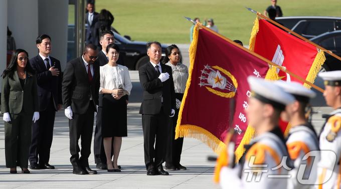 [사진] 국기에 경례하는 아비 에티오피아 총리