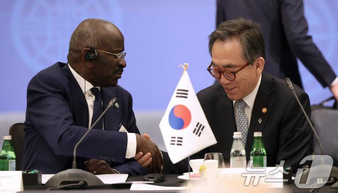 [사진] 모리타니아 외교장관과 악수하는 조태열 장관