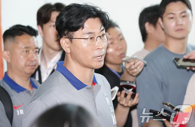 [사진] 인터뷰하는 김도훈 감독
