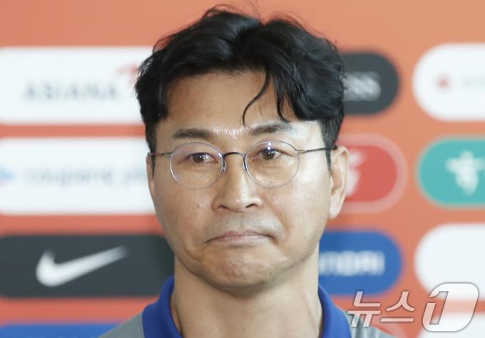 [사진] 생각에 잠긴 김도훈 감독