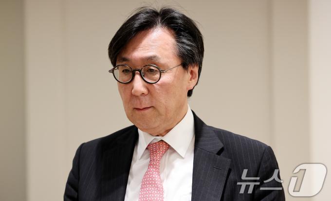 [사진] 브리핑룸 들어서는 장호진 국가안보실장