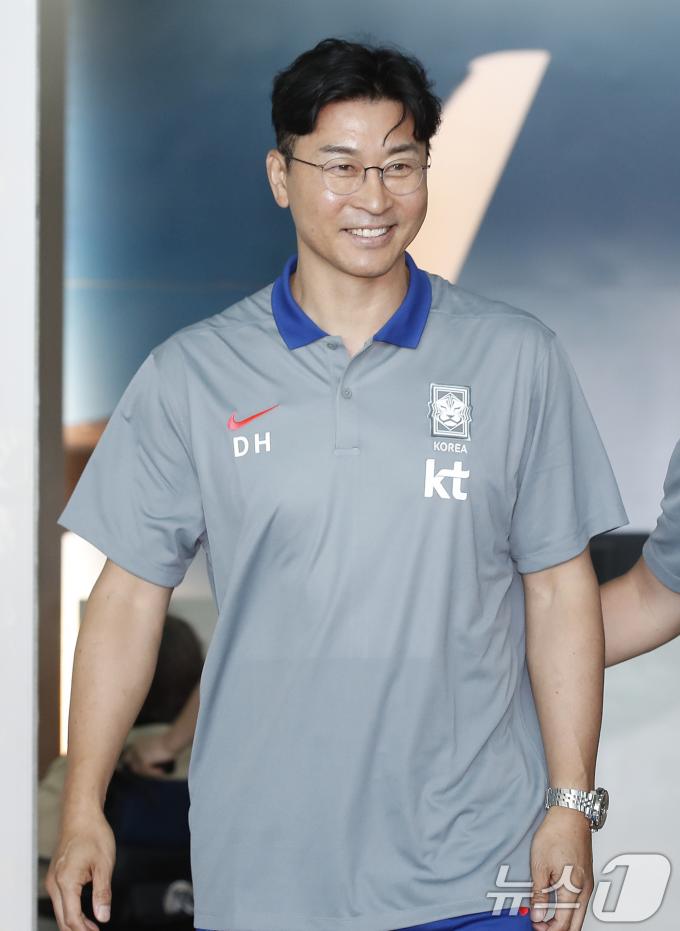 [사진] 미소짓는 김도훈 감독