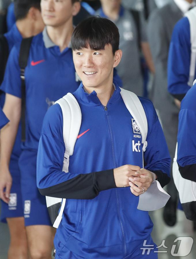 [사진] 팬들 환호에 미소짓는 황인범