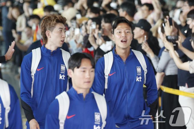 축구 선수 조현우(왼쪽)와 권경원이 국제축구연맹(FIFA) 북중미 월드컵 아시아예선을 위해 2일 인천국제공항에 도착해 싱가포르로 출국하고 있다. 2024.6.2/뉴스1 ⓒ News1 권현진 기자