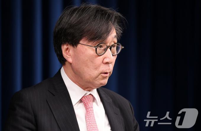 장호진 국가안보실장이 2일 오후 서울 용산 대통령실 브리핑룸에서 긴급 국가안전보장회의(NSC) 상임위원회 결과를 발표하고 있다. 이날 NSC 상임위원회에서는 북한의 잇단 대남 오물 풍선 살포에 대한 대책을 논의했다. 2024.6.2/뉴스1 ⓒ News1 박지혜 기자