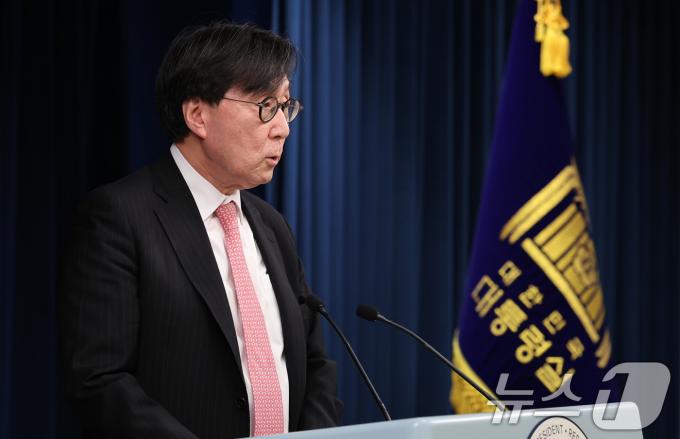장호진 국가안보실장이 2일 오후 서울 용산 대통령실 브리핑룸에서 긴급 국가안전보장회의(NSC) 상임위원회 결과를 발표하고 있다. 2024.6.2/뉴스1 ⓒ News1 박지혜 기자