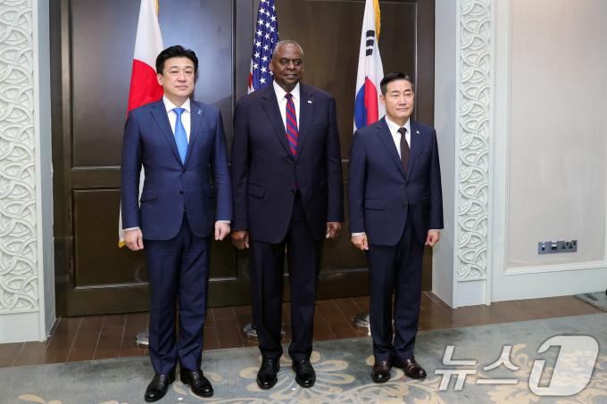 신원식 국방부 장관이 2일 싱가포르 샹그릴라 호텔에서 열린 제21차 아시아안보회의(샹그릴라 대화) 계기 한미일 국방장관 다자회담에서 로이드 오스틴 미 국방장관, 기하라 미노루 일본 방위상과 기념촬영하고 있다. (공동취재) 2024.6.2/뉴스1 ⓒ News1 이승배 기자