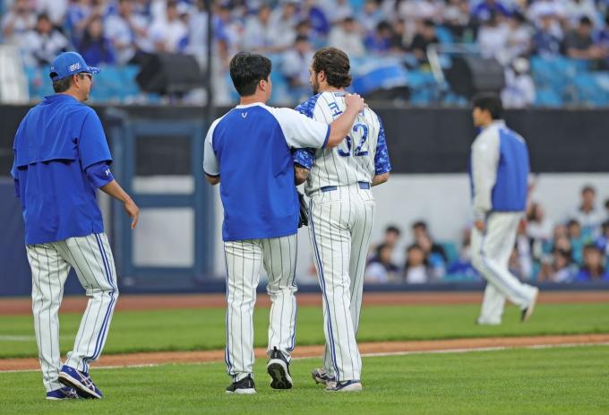 삼성 코너가 헤드샷으로 인해 퇴장 당하고 있다. (삼성 라이온즈 제공)