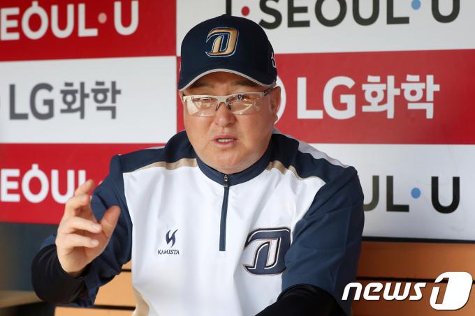 24일 서울 송파구 잠실야구장에서 열린 프로야구 2018 KBO 리그 NC 다이노스와 LG 트윈스의 경기를 앞두고 NC 김경문 감독이 취재진과 인터뷰를 하고 있다. 2018.5.24/뉴스1 ⓒ News1 민경석 기자