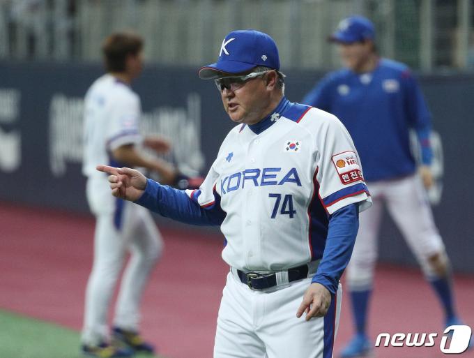 1일 오후 서울 구로구 고척스카이돔에서 열린 2019 세계야구소프트볼연맹(WBSC) 프리미어12 대한민국과 푸에르토리코의 평가전 에서 김경문 감독이 작전지시를 하고 있다. 2019.11.1/뉴스1 ⓒ News1 신웅수 기자