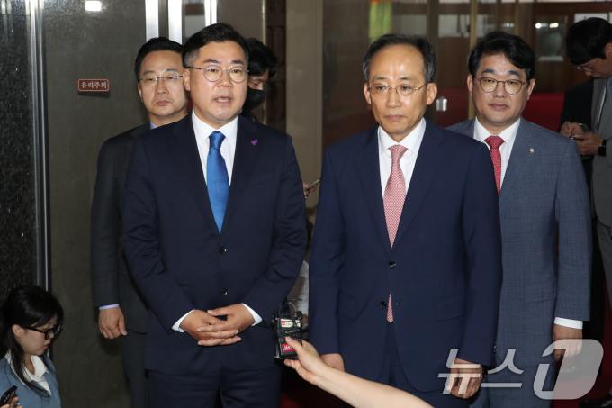 추경호 국민의힘 원내대표(오른쪽)와 박찬대 더불어민주당 원내대표가 27일 오전 서울 여의도 국회의장실에서 여야 원내대표 회동을 마치고 회동 결과에 대해 말하고 있다. 2024.5.27/뉴스1 ⓒ News1 이광호 기자