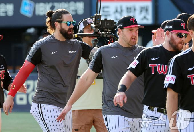 2일 오후 서울 송파구 잠실야구장에서 열린 프로야구 '2024 신한 SOL 뱅크 KBO리그' LG 트윈스와 두산 베어스의 경기에서 9대1 승리를 거두며 시리즈 스윕을 거둔 LG 외국인 투수 켈리와 엔스가 코칭스테프와 기쁨을 나누고 있다. 2024.6.2/뉴스1 ⓒ News1 김진환 기자